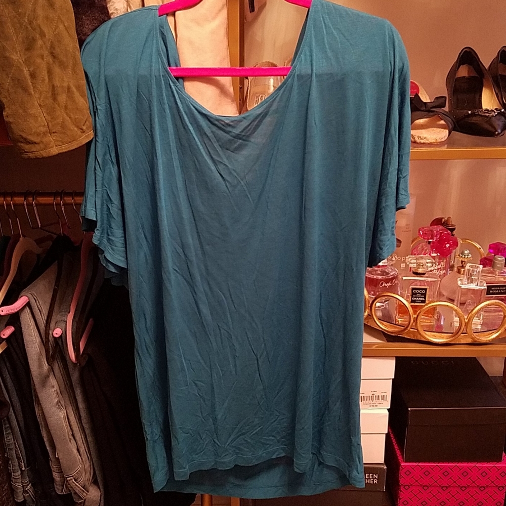 🛍👠 New York & Co Flutter Sleeve Top